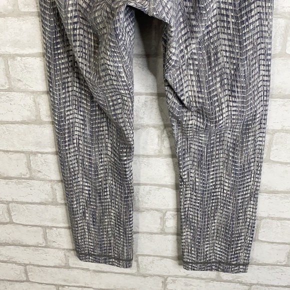 Lululemon crop leggings size 4 - Picture 8 of 10